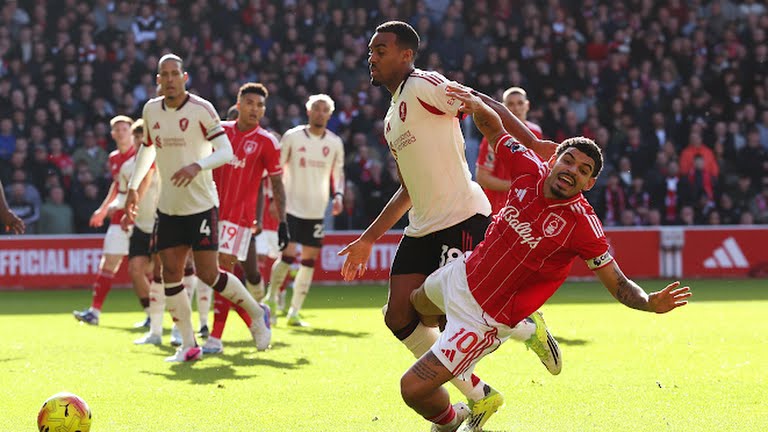 Ryan Gravenberch (6/10):&nbsp;Xử l&yacute; b&oacute;ng gọn g&agrave;ng nhưng bị &aacute;p lực của đối phương đ&egrave; n&eacute;n.