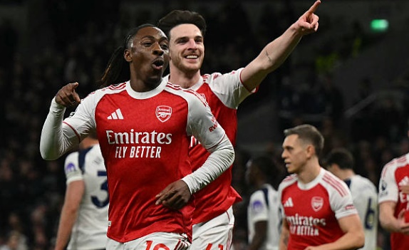 Eze cho thấy c&aacute;i duy&ecirc;n ghi b&agrave;n v&agrave;o lưới Spurs.