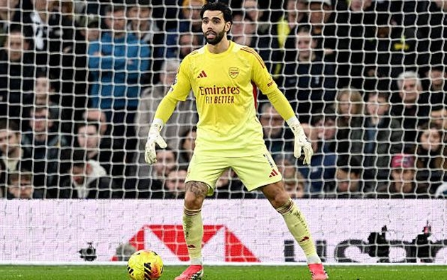 David Raya (7.8): Anh đã thực hiện một pha cứu thua xuất sắc ngay đầu hiệp hai và một tình huống khác vào cuối trận, thể hiện phản xạ tuyệt vời khi kịp thời lùi về phá bóng ngay trên vạch vôi sau cú sút của Richarlison. Tuyển thủ Tây Ban Nha kiểm soát khu vực vòng cấm tốt bất chấp những quả tạt của đối phương.

Jurrien Timber (6.9): Phối hợp ăn ý với Bukayo Saka bên cánh phải, giúp Arsenal tạo ra mối đe dọa thường trực. Anh chính là người kiến tạo cho Viktor Gyokeres ghi bàn nâng tỷ số lên 2-1 ngay đầu hiệp hai.

William Saliba (7.4): Một màn trình diễn ấn tượng. Trung vệ người Pháp tận dụng tốt tốc độ và sức mạnh thể chất để xử lý các tình huống phòng ngự một cách vô cùng điềm tĩnh.

Gabriel Magalhaes (7.2): Có phần may mắn khi trọng tài xác định anh bị Kolo Muani đẩy nhẹ dẫn đến tình huống ngã xuống, khiến bàn thắng của tiền đạo bên phía "Gà trống" không được công nhận.

Piero Hincapie (7.0): Thêm một màn trình diễn ổn định từ cầu thủ đang dần tìm lại phong độ đỉnh cao. Anh có đường chuyền thuận lợi tạo điều kiện cho Bukayo Saka dứt điểm trong hiệp một.

Martin Zubimendi (6.9): Giữ nhịp tốt ở khu vực giữa sân. Dù phong độ cá nhân thời gian qua không quá bùng nổ, nhưng đây vẫn là một trận đấu tròn vai và ổn định của anh.

Declan Rice (7.0): Mắc sai lầm nghiêm trọng khi để mất bóng, tạo cơ hội cho Kolo Muani gỡ hòa ngay sau bàn mở tỷ số của Eze. Nhìn chung, đây không phải là trận đấu đạt tiêu chuẩn cao nhất như thường lệ của Rice dù điểm số vẫn ở mức khá.

Eberechi Eze (8.7): Lại một trận derby Bắc London rực sáng của Eze. Anh ghi bàn mở tỷ số đầy kỹ thuật và xuất hiện đúng lúc trong vòng cấm để hoàn tất cú đúp. Cầu thủ này cho thấy mình thực sự thăng hoa khi được xếp đá ở vị trí số 10.

Leandro Trossard (6.9): Thi đấu có phần thiếu ổn định. Anh sở hữu một cú sút xa bị phá bóng ngay trên vạch vôi và một tình huống dứt điểm chệch cột dọc trong hiệp một, nhưng cũng có những pha xử lý bóng chưa thực sự tinh tế.

Bukayo Saka (7.2): Luôn là mối đe dọa thường trực bên hành lang cánh phải với những pha đi bóng lắt léo. Anh có pha phối hợp hay với đồng đội dẫn đến bàn thắng khai thông bế tắc của Eze.

Viktor Gyokeres (8.6): Lối chơi càn lướt của anh đã hoàn toàn áp đảo Dragusin trong suốt trận đấu. Sau pha bỏ lỡ đáng tiếc ở đầu trận, tuyển thủ Thụy Điển đã tỏa sáng với một cú sút đầy uy lực đầu hiệp hai và một pha dứt điểm tinh tế ở những phút cuối để ấn định chiến thắng.

Điểm số của các cầu thủ Arsenal. Ảnh: BongDa.com.vn.