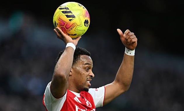 Jurrien Timber (6.9): Phối hợp ăn ý với Bukayo Saka bên cánh phải, giúp Arsenal tạo ra mối đe dọa thường trực. Anh chính là người kiến tạo cho Viktor Gyokeres ghi bàn nâng tỷ số lên 2-1 ngay đầu hiệp hai.

William Saliba (7.4): Một màn trình diễn ấn tượng. Trung vệ người Pháp tận dụng tốt tốc độ và sức mạnh thể chất để xử lý các tình huống phòng ngự một cách vô cùng điềm tĩnh.

Gabriel Magalhaes (7.2): Có phần may mắn khi trọng tài xác định anh bị Kolo Muani đẩy nhẹ dẫn đến tình huống ngã xuống, khiến bàn thắng của tiền đạo bên phía "Gà trống" không được công nhận.

Piero Hincapie (7.0): Thêm một màn trình diễn ổn định từ cầu thủ đang dần tìm lại phong độ đỉnh cao. Anh có đường chuyền thuận lợi tạo điều kiện cho Bukayo Saka dứt điểm trong hiệp một.

Martin Zubimendi (6.9): Giữ nhịp tốt ở khu vực giữa sân. Dù phong độ cá nhân thời gian qua không quá bùng nổ, nhưng đây vẫn là một trận đấu tròn vai và ổn định của anh.

Declan Rice (7.0): Mắc sai lầm nghiêm trọng khi để mất bóng, tạo cơ hội cho Kolo Muani gỡ hòa ngay sau bàn mở tỷ số của Eze. Nhìn chung, đây không phải là trận đấu đạt tiêu chuẩn cao nhất như thường lệ của Rice dù điểm số vẫn ở mức khá.

Eberechi Eze (8.7): Lại một trận derby Bắc London rực sáng của Eze. Anh ghi bàn mở tỷ số đầy kỹ thuật và xuất hiện đúng lúc trong vòng cấm để hoàn tất cú đúp. Cầu thủ này cho thấy mình thực sự thăng hoa khi được xếp đá ở vị trí số 10.

Leandro Trossard (6.9): Thi đấu có phần thiếu ổn định. Anh sở hữu một cú sút xa bị phá bóng ngay trên vạch vôi và một tình huống dứt điểm chệch cột dọc trong hiệp một, nhưng cũng có những pha xử lý bóng chưa thực sự tinh tế.

Bukayo Saka (7.2): Luôn là mối đe dọa thường trực bên hành lang cánh phải với những pha đi bóng lắt léo. Anh có pha phối hợp hay với đồng đội dẫn đến bàn thắng khai thông bế tắc của Eze.

Viktor Gyokeres (8.6): Lối chơi càn lướt của anh đã hoàn toàn áp đảo Dragusin trong suốt trận đấu. Sau pha bỏ lỡ đáng tiếc ở đầu trận, tuyển thủ Thụy Điển đã tỏa sáng với một cú sút đầy uy lực đầu hiệp hai và một pha dứt điểm tinh tế ở những phút cuối để ấn định chiến thắng.

Điểm số của các cầu thủ Arsenal. Ảnh: BongDa.com.vn.