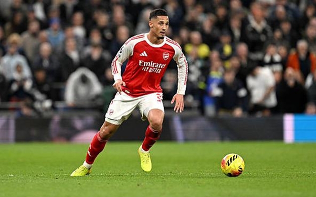 William Saliba (7.4): Một màn trình diễn ấn tượng. Trung vệ người Pháp tận dụng tốt tốc độ và sức mạnh thể chất để xử lý các tình huống phòng ngự một cách vô cùng điềm tĩnh.

Gabriel Magalhaes (7.2): Có phần may mắn khi trọng tài xác định anh bị Kolo Muani đẩy nhẹ dẫn đến tình huống ngã xuống, khiến bàn thắng của tiền đạo bên phía "Gà trống" không được công nhận.

Piero Hincapie (7.0): Thêm một màn trình diễn ổn định từ cầu thủ đang dần tìm lại phong độ đỉnh cao. Anh có đường chuyền thuận lợi tạo điều kiện cho Bukayo Saka dứt điểm trong hiệp một.

Martin Zubimendi (6.9): Giữ nhịp tốt ở khu vực giữa sân. Dù phong độ cá nhân thời gian qua không quá bùng nổ, nhưng đây vẫn là một trận đấu tròn vai và ổn định của anh.

Declan Rice (7.0): Mắc sai lầm nghiêm trọng khi để mất bóng, tạo cơ hội cho Kolo Muani gỡ hòa ngay sau bàn mở tỷ số của Eze. Nhìn chung, đây không phải là trận đấu đạt tiêu chuẩn cao nhất như thường lệ của Rice dù điểm số vẫn ở mức khá.

Eberechi Eze (8.7): Lại một trận derby Bắc London rực sáng của Eze. Anh ghi bàn mở tỷ số đầy kỹ thuật và xuất hiện đúng lúc trong vòng cấm để hoàn tất cú đúp. Cầu thủ này cho thấy mình thực sự thăng hoa khi được xếp đá ở vị trí số 10.

Leandro Trossard (6.9): Thi đấu có phần thiếu ổn định. Anh sở hữu một cú sút xa bị phá bóng ngay trên vạch vôi và một tình huống dứt điểm chệch cột dọc trong hiệp một, nhưng cũng có những pha xử lý bóng chưa thực sự tinh tế.

Bukayo Saka (7.2): Luôn là mối đe dọa thường trực bên hành lang cánh phải với những pha đi bóng lắt léo. Anh có pha phối hợp hay với đồng đội dẫn đến bàn thắng khai thông bế tắc của Eze.

Viktor Gyokeres (8.6): Lối chơi càn lướt của anh đã hoàn toàn áp đảo Dragusin trong suốt trận đấu. Sau pha bỏ lỡ đáng tiếc ở đầu trận, tuyển thủ Thụy Điển đã tỏa sáng với một cú sút đầy uy lực đầu hiệp hai và một pha dứt điểm tinh tế ở những phút cuối để ấn định chiến thắng.

Điểm số của các cầu thủ Arsenal. Ảnh: BongDa.com.vn.