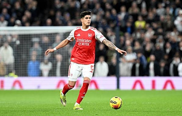 Piero Hincapie (7.0): Thêm một màn trình diễn ổn định từ cầu thủ đang dần tìm lại phong độ đỉnh cao. Anh có đường chuyền thuận lợi tạo điều kiện cho Bukayo Saka dứt điểm trong hiệp một.

Martin Zubimendi (6.9): Giữ nhịp tốt ở khu vực giữa sân. Dù phong độ cá nhân thời gian qua không quá bùng nổ, nhưng đây vẫn là một trận đấu tròn vai và ổn định của anh.

Declan Rice (7.0): Mắc sai lầm nghiêm trọng khi để mất bóng, tạo cơ hội cho Kolo Muani gỡ hòa ngay sau bàn mở tỷ số của Eze. Nhìn chung, đây không phải là trận đấu đạt tiêu chuẩn cao nhất như thường lệ của Rice dù điểm số vẫn ở mức khá.

Eberechi Eze (8.7): Lại một trận derby Bắc London rực sáng của Eze. Anh ghi bàn mở tỷ số đầy kỹ thuật và xuất hiện đúng lúc trong vòng cấm để hoàn tất cú đúp. Cầu thủ này cho thấy mình thực sự thăng hoa khi được xếp đá ở vị trí số 10.

Leandro Trossard (6.9): Thi đấu có phần thiếu ổn định. Anh sở hữu một cú sút xa bị phá bóng ngay trên vạch vôi và một tình huống dứt điểm chệch cột dọc trong hiệp một, nhưng cũng có những pha xử lý bóng chưa thực sự tinh tế.

Bukayo Saka (7.2): Luôn là mối đe dọa thường trực bên hành lang cánh phải với những pha đi bóng lắt léo. Anh có pha phối hợp hay với đồng đội dẫn đến bàn thắng khai thông bế tắc của Eze.

Viktor Gyokeres (8.6): Lối chơi càn lướt của anh đã hoàn toàn áp đảo Dragusin trong suốt trận đấu. Sau pha bỏ lỡ đáng tiếc ở đầu trận, tuyển thủ Thụy Điển đã tỏa sáng với một cú sút đầy uy lực đầu hiệp hai và một pha dứt điểm tinh tế ở những phút cuối để ấn định chiến thắng.

Điểm số của các cầu thủ Arsenal. Ảnh: BongDa.com.vn.