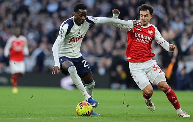 Martin Zubimendi (6.9): Giữ nhịp tốt ở khu vực giữa sân. Dù phong độ cá nhân thời gian qua không quá bùng nổ, nhưng đây vẫn là một trận đấu tròn vai và ổn định của anh.

Declan Rice (7.0): Mắc sai lầm nghiêm trọng khi để mất bóng, tạo cơ hội cho Kolo Muani gỡ hòa ngay sau bàn mở tỷ số của Eze. Nhìn chung, đây không phải là trận đấu đạt tiêu chuẩn cao nhất như thường lệ của Rice dù điểm số vẫn ở mức khá.

Eberechi Eze (8.7): Lại một trận derby Bắc London rực sáng của Eze. Anh ghi bàn mở tỷ số đầy kỹ thuật và xuất hiện đúng lúc trong vòng cấm để hoàn tất cú đúp. Cầu thủ này cho thấy mình thực sự thăng hoa khi được xếp đá ở vị trí số 10.

Leandro Trossard (6.9): Thi đấu có phần thiếu ổn định. Anh sở hữu một cú sút xa bị phá bóng ngay trên vạch vôi và một tình huống dứt điểm chệch cột dọc trong hiệp một, nhưng cũng có những pha xử lý bóng chưa thực sự tinh tế.

Bukayo Saka (7.2): Luôn là mối đe dọa thường trực bên hành lang cánh phải với những pha đi bóng lắt léo. Anh có pha phối hợp hay với đồng đội dẫn đến bàn thắng khai thông bế tắc của Eze.

Viktor Gyokeres (8.6): Lối chơi càn lướt của anh đã hoàn toàn áp đảo Dragusin trong suốt trận đấu. Sau pha bỏ lỡ đáng tiếc ở đầu trận, tuyển thủ Thụy Điển đã tỏa sáng với một cú sút đầy uy lực đầu hiệp hai và một pha dứt điểm tinh tế ở những phút cuối để ấn định chiến thắng.

Điểm số của các cầu thủ Arsenal. Ảnh: BongDa.com.vn.