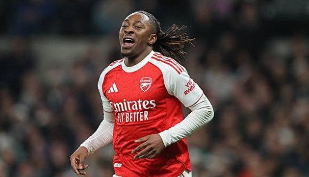 Eberechi Eze (8.7): Lại một trận derby Bắc London rực sáng của Eze. Anh ghi bàn mở tỷ số đầy kỹ thuật và xuất hiện đúng lúc trong vòng cấm để hoàn tất cú đúp. Cầu thủ này cho thấy mình thực sự thăng hoa khi được xếp đá ở vị trí số 10.

Leandro Trossard (6.9): Thi đấu có phần thiếu ổn định. Anh sở hữu một cú sút xa bị phá bóng ngay trên vạch vôi và một tình huống dứt điểm chệch cột dọc trong hiệp một, nhưng cũng có những pha xử lý bóng chưa thực sự tinh tế.

Bukayo Saka (7.2): Luôn là mối đe dọa thường trực bên hành lang cánh phải với những pha đi bóng lắt léo. Anh có pha phối hợp hay với đồng đội dẫn đến bàn thắng khai thông bế tắc của Eze.

Viktor Gyokeres (8.6): Lối chơi càn lướt của anh đã hoàn toàn áp đảo Dragusin trong suốt trận đấu. Sau pha bỏ lỡ đáng tiếc ở đầu trận, tuyển thủ Thụy Điển đã tỏa sáng với một cú sút đầy uy lực đầu hiệp hai và một pha dứt điểm tinh tế ở những phút cuối để ấn định chiến thắng.

Điểm số của các cầu thủ Arsenal. Ảnh: BongDa.com.vn.