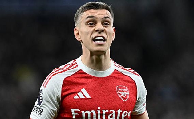 Leandro Trossard (6.9): Thi đấu có phần thiếu ổn định. Anh sở hữu một cú sút xa bị phá bóng ngay trên vạch vôi và một tình huống dứt điểm chệch cột dọc trong hiệp một, nhưng cũng có những pha xử lý bóng chưa thực sự tinh tế.

Bukayo Saka (7.2): Luôn là mối đe dọa thường trực bên hành lang cánh phải với những pha đi bóng lắt léo. Anh có pha phối hợp hay với đồng đội dẫn đến bàn thắng khai thông bế tắc của Eze.

Viktor Gyokeres (8.6): Lối chơi càn lướt của anh đã hoàn toàn áp đảo Dragusin trong suốt trận đấu. Sau pha bỏ lỡ đáng tiếc ở đầu trận, tuyển thủ Thụy Điển đã tỏa sáng với một cú sút đầy uy lực đầu hiệp hai và một pha dứt điểm tinh tế ở những phút cuối để ấn định chiến thắng.

Điểm số của các cầu thủ Arsenal. Ảnh: BongDa.com.vn.