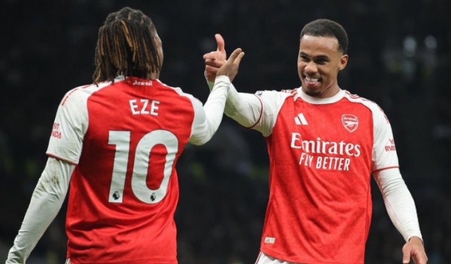 Arsenal thắng đậm Tottenham.