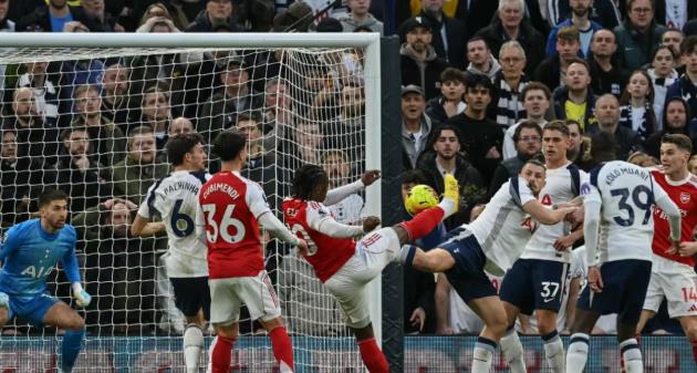 Tottenham thảm bại trước Arsenal.