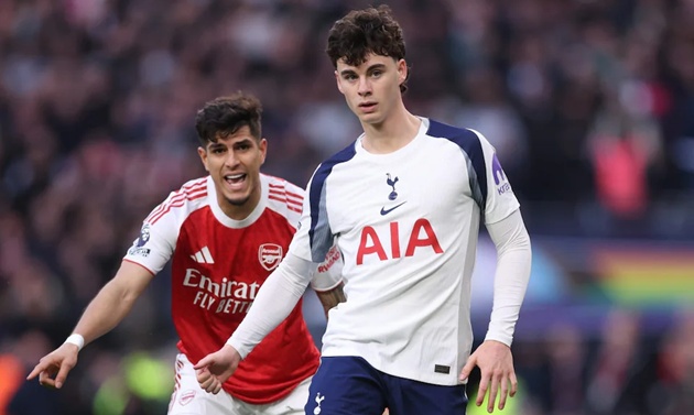 Archie Gray phải đ&aacute; ở h&agrave;ng thủ d&ugrave; l&agrave; một tiền vệ.