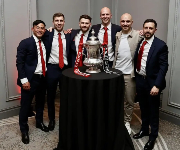 Kaita Hasegawa (ngo&agrave;i c&ugrave;ng b&ecirc;n tr&aacute;i) gi&uacute;p &iacute;ch rất nhiều cho Carrick ở Old Trafford.