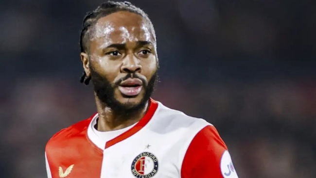 Sterling trong m&agrave;u &aacute;o Feyenoord.