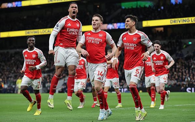 Arsenal thăng hoa trong trận Derby Bắc London.