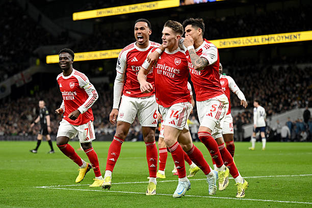 Arsenal hiện vẫn đang l&agrave; đội nắm lợi thế trong cuộc đua v&ocirc; địch Ngoại hạng Anh.