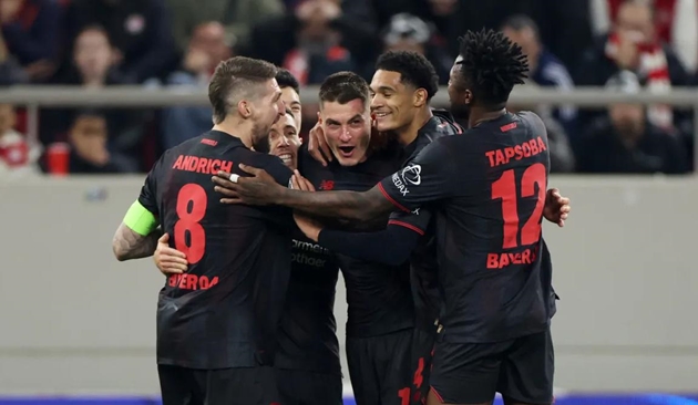 Schick ghi cú đúp giúp Leverkusen nắm lợi thế lớn.