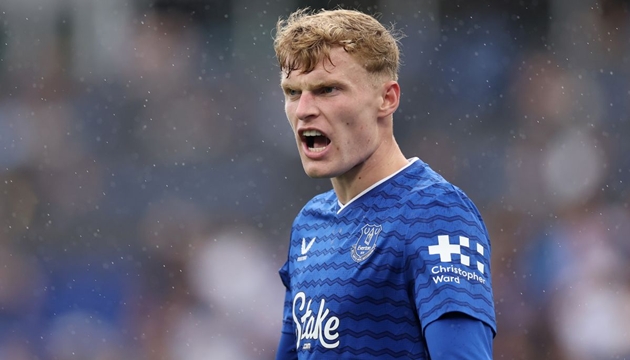 Ảnh bài viết Neville kinh ngạc khi Branthwaite thoát thẻ vàng trước Man Utd