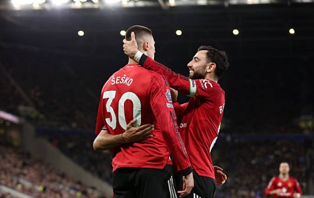 Sesko ng&agrave;y c&agrave;ng h&ograve;a nhập tốt với c&aacute;c đồng đội.