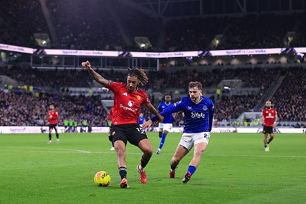 Trung vệ: Leny Yoro - 7.6 điểm Sử dụng tốc độ tuyệt vời để bọc lót cho các sai sót của đồng đội, đặc biệt là tình huống lùi về sửa sai kịp thời cho Maguire. Trung vệ trẻ này cũng rất tích cực dâng cao để hỗ trợ phát triển bóng từ tuyến dưới, cho thấy sự điềm tĩnh đáng kinh ngạc.