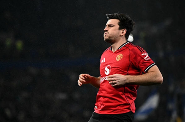 Trung vệ: Harry Maguire - 7.7 điểm Thể hiện khả năng đọc tình huống và kỹ năng không chiến đẳng cấp. Trong hiệp hai, khi Everton dồn toàn lực tấn công bằng những quả treo bóng bổng, Maguire đã trở thành bức tường thành vững chắc, hóa giải hầu hết mọi tình huống nguy hiểm hướng về phía khung thành Lammens.