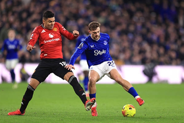 Tiền vệ trung tâm: Casemiro - 7.6 điểm Có phần chậm chạp trong một vài tình huống tranh chấp và có đôi lúc chuyền hỏng, nhưng kinh nghiệm của anh vẫn giúp tuyến giữa Man Utd giữ được sự ổn định cần thiết. Casemiro đóng vai trò quan trọng trong việc đánh chặn từ xa và phân phối bóng ở khu vực giữa sân.