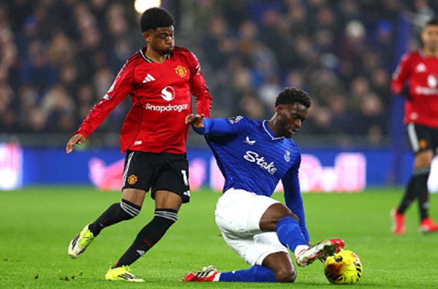 Cánh phải: Amad Diallo - 6.5 điểm Thi đấu đầy nỗ lực nhưng không mang lại hiệu quả như kỳ vọng. Anh sở hữu cú sút trúng đích duy nhất của Man Utd trong hiệp một nhưng bị hậu vệ đối phương cản phá. Amad gặp nhiều khó khăn trước sự áp sát quyết liệt từ Everton và bị thay ra ở phút 71.