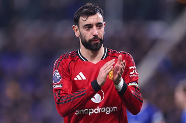 Tiền vệ tấn công: Bruno Fernandes - 6.9 điểm Thường xuyên tỏ ra thất vọng khi các đường chuyền bị chặn đứng hoặc những cú dứt điểm đi thiếu chính xác. Dù không trực tiếp ghi dấu giày vào bàn thắng, Bruno vẫn đóng vai trò thủ lĩnh tinh thần và nỗ lực điều phối bóng trong suốt thời gian có mặt trên sân.