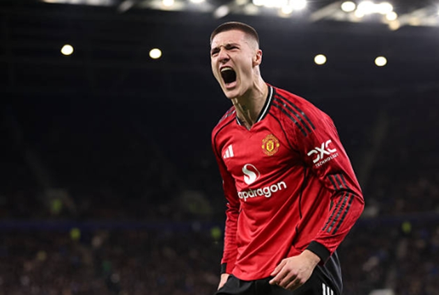 Dự bị: Benjamin Sesko - 8.0 điểm Vào sân thay Amad (phút 58). Ngay lập tức trở thành người hùng với pha dứt điểm quyết đoán ở phút 71 mang về 3 điểm quý giá. Hiệu suất ghi bàn cực cao từ ghế dự bị của anh đang tạo ra áp lực lớn cho suất đá chính trong các trận tới.