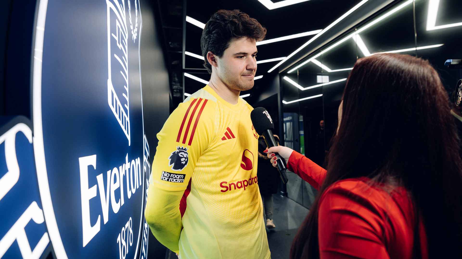 Người g&aacute;c đền mang kh&iacute; chất Van der Sar.