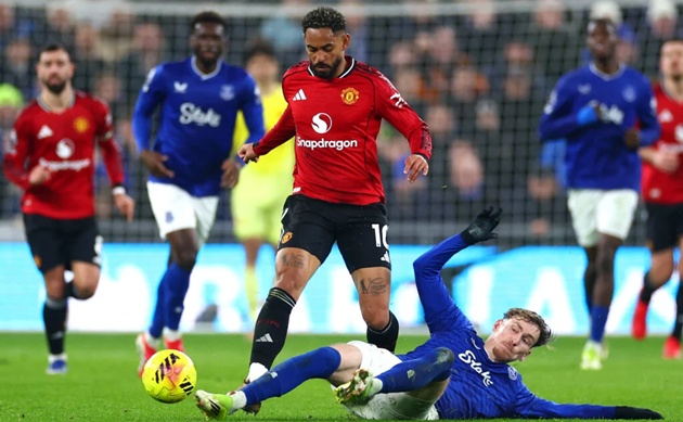 Cunha nỗ lực ph&ograve;ng ngự trong chiến thắng trước Everton.