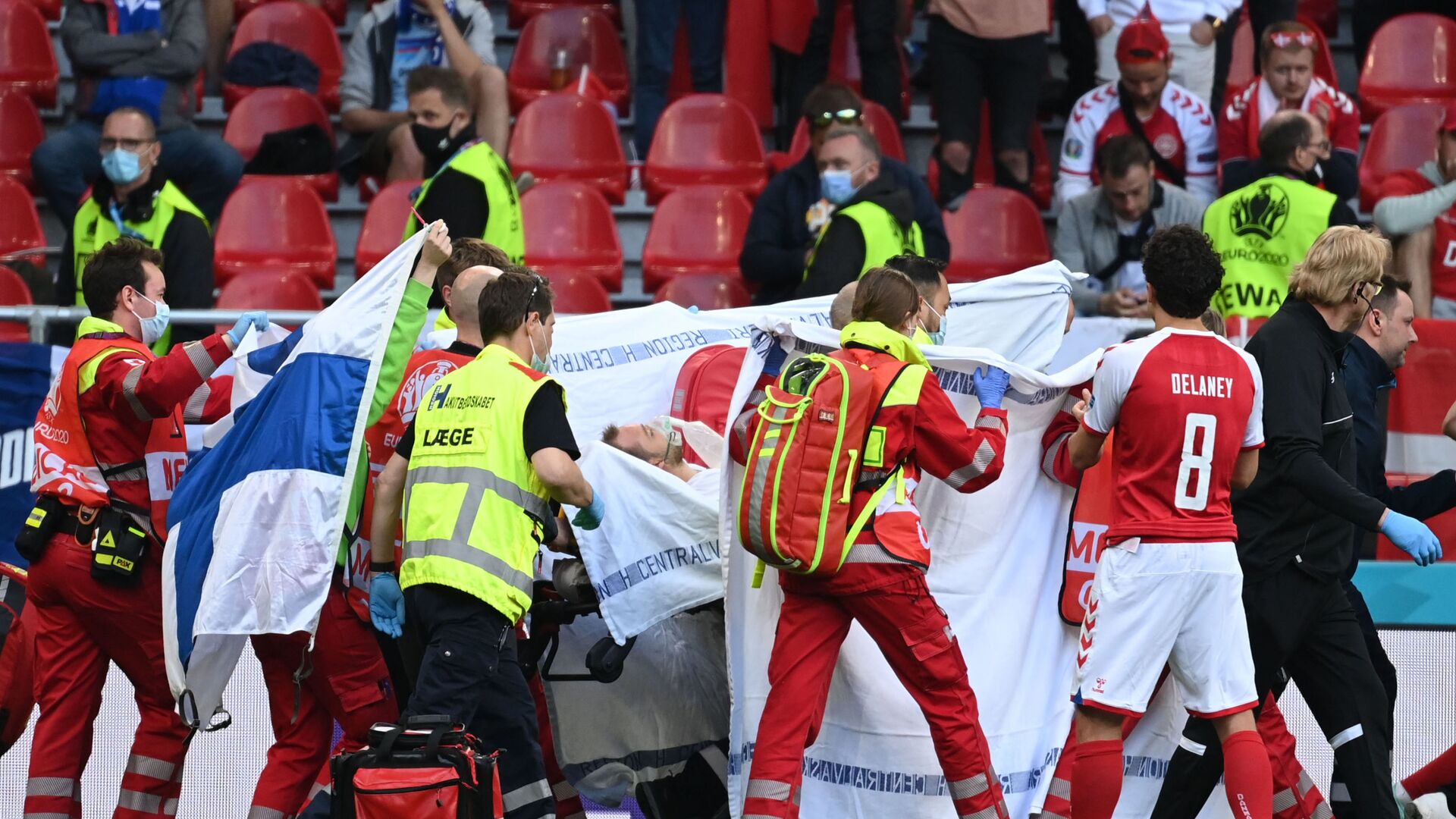 Khoảnh khắc nh&acirc;n văn nhất lịch sử b&oacute;ng đ&aacute;.