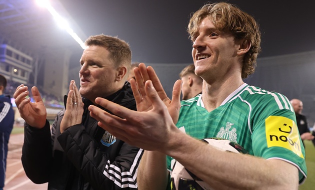 Eddie Howe v&agrave; Anthony Gordon vỗ tay cảm ơn CĐV.