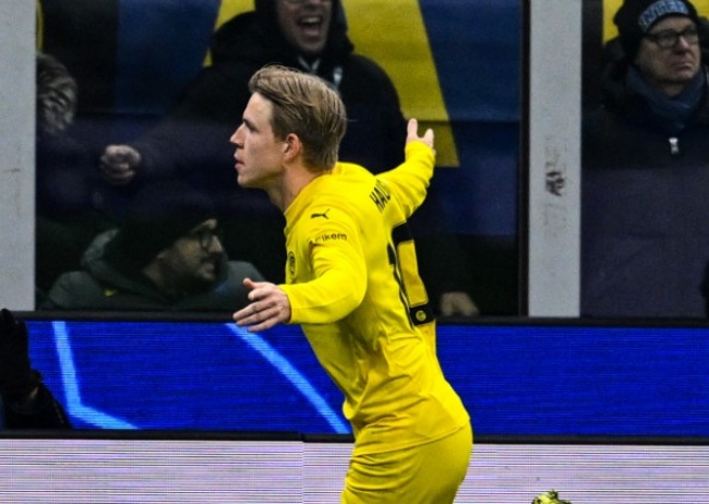 Jens Petter Hauge x&eacute; lưới Inter Milan.