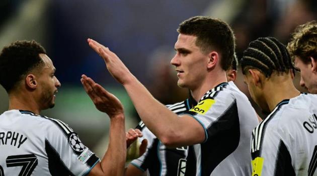 Niềm vui của Sven Botman v&agrave; đồng đội.