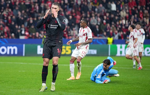 Các chân sút của Leverkusen cũng đã bỏ lỡ một vài cơ hội rõ ràng.