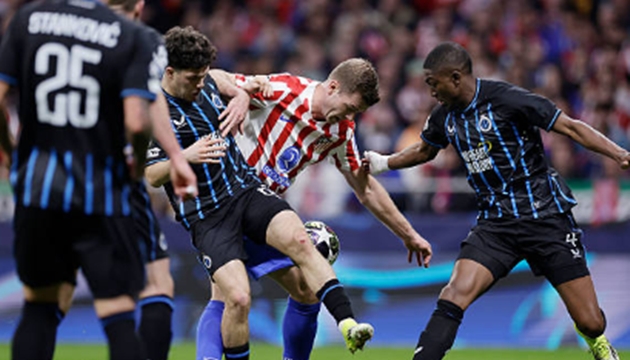 Hàng thủ CLub Brugge không cản được Sorloth.