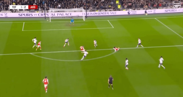 Pha ghi b&agrave;n từ ngo&agrave;i v&ograve;ng cấm đầy lạnh l&ugrave;ng.