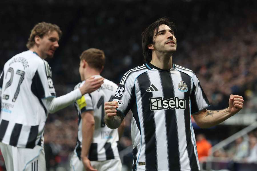 Tonali đ&atilde; đưa Newcastle v&agrave;o v&ograve;ng trong.