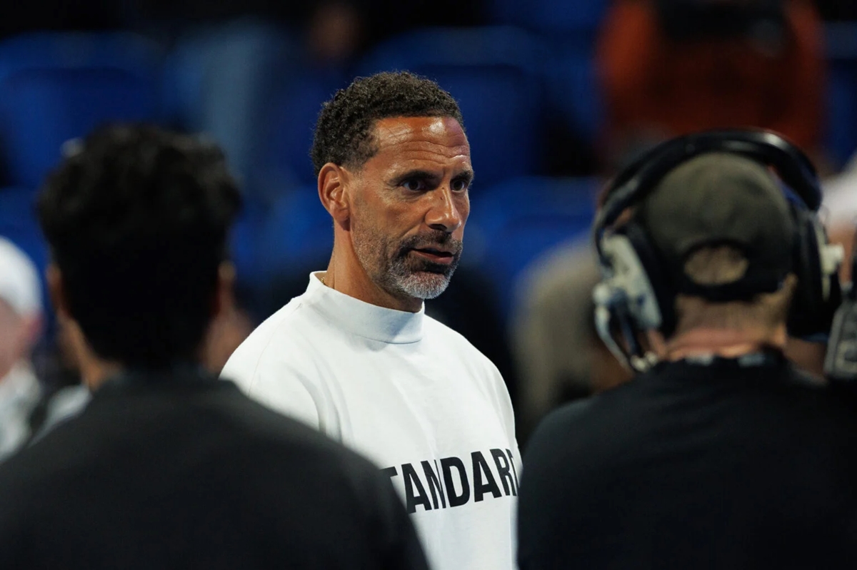 Rio Ferdinand khuy&ecirc;n Man United chi&ecirc;u mộ Elliot Anderson.