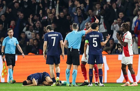 Tấm thẻ đỏ của Coulibaly đ&atilde; khiến Monaco rơi v&agrave;o thế kh&oacute;.