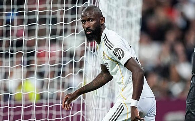 Antonio Rudiger (7.1/10): Đọc t&igrave;nh huống v&agrave; kiểm so&aacute;t kh&ocirc;ng gian tốt. Trung vệ người Đức đ&atilde; thực hiện một v&agrave;i pha can thiệp quan trọng để giải nguy cho h&agrave;ng thủ đội nh&agrave;.