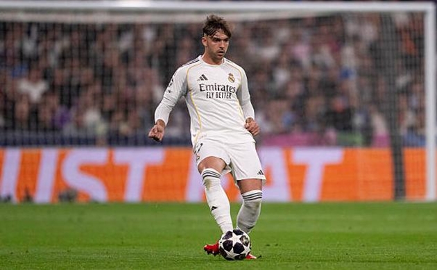 Raul Asencio (6.4/10): C&oacute; một trận đấu k&eacute;m may mắn khi su&yacute;t ch&uacute;t nữa đ&atilde; phản lưới nh&agrave; trong pha mở tỷ số của Benfica. Anh buộc phải rời s&acirc;n sớm do gặp phải một chấn thương cổ kh&aacute; nặng.