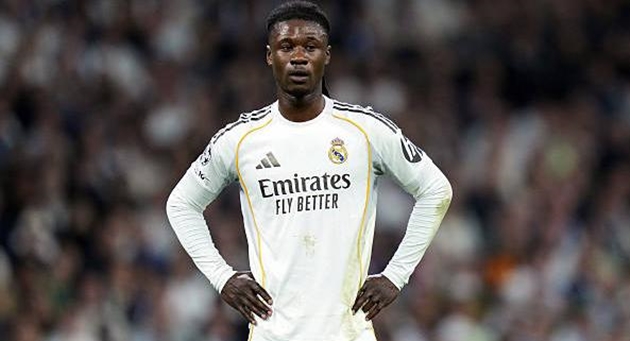 Eduardo Camavinga (6.6/10): Hoạt động năng nổ b&ecirc;n h&agrave;nh lang tr&aacute;i. Anh cho thấy sự hiệu quả trong c&aacute;c pha tranh chấp tay đ&ocirc;i v&agrave; lu&ocirc;n ưu ti&ecirc;n thực hiện những đường chuyền hướng b&oacute;ng về ph&iacute;a trước.