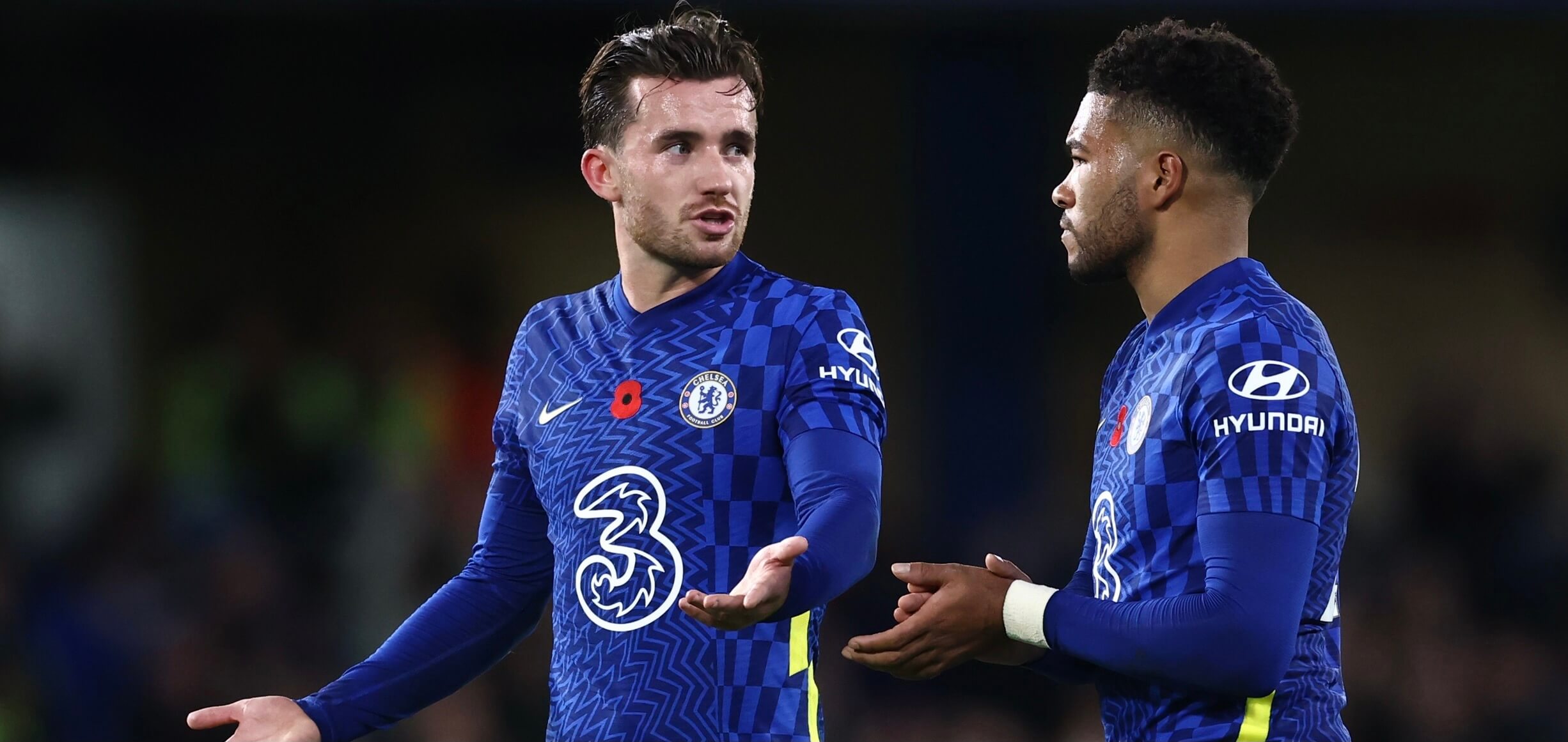 Th&oacute;i quen đảo vớ kỳ lạ trước trận.