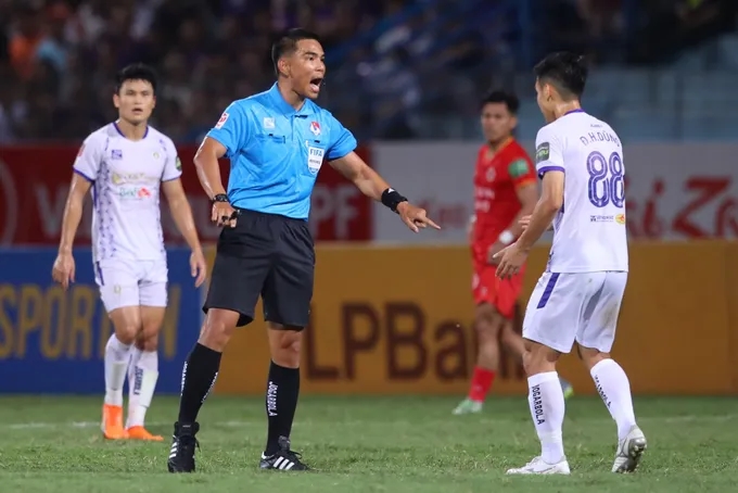 Ảnh bài viết V-League nhờ cậy trọng tài ngoại ở trận derby Hà Nội nảy lửa