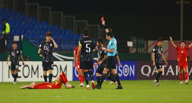 Đ&igrave;nh Bắc bị cấm thi đấu sau tấm thẻ đỏ ở U23 ch&acirc;u &Aacute;.