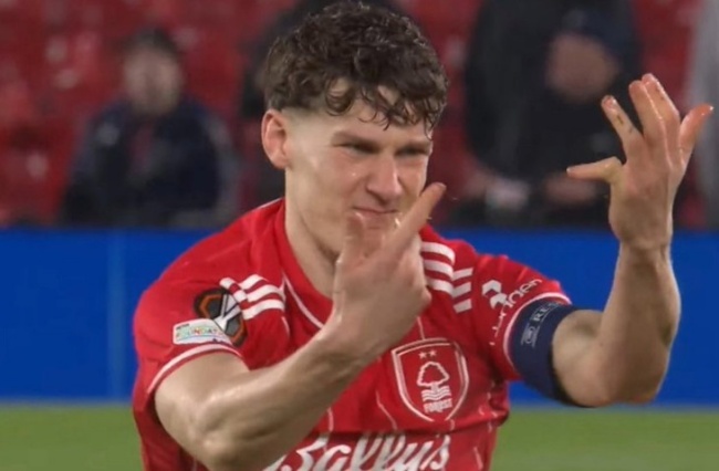 Ryan Yates dính chấn thương ngón tay.