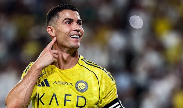 Ronaldo tiến gần hơn đến việc giải nghệ bằng c&aacute;ch th&acirc;u t&oacute;m Almeria.