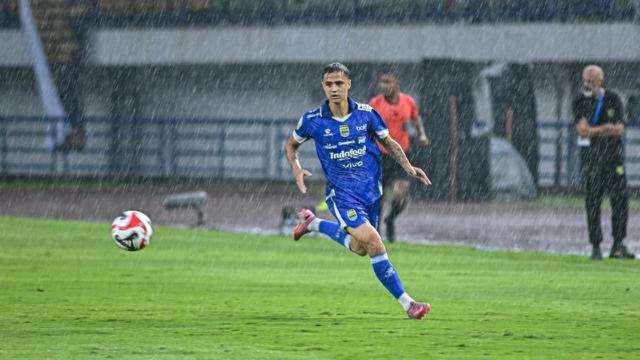 Reijnders th&agrave;nh c&ocirc;ng khi quay về qu&ecirc; hương thi đấu.