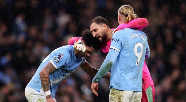Man City c&oacute; kinh nghiệm ở cuộc đua đường trường.