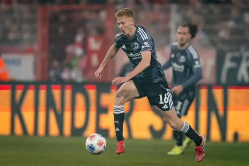 Larsson c&oacute; thể chơi đa dạng vị tr&iacute;.