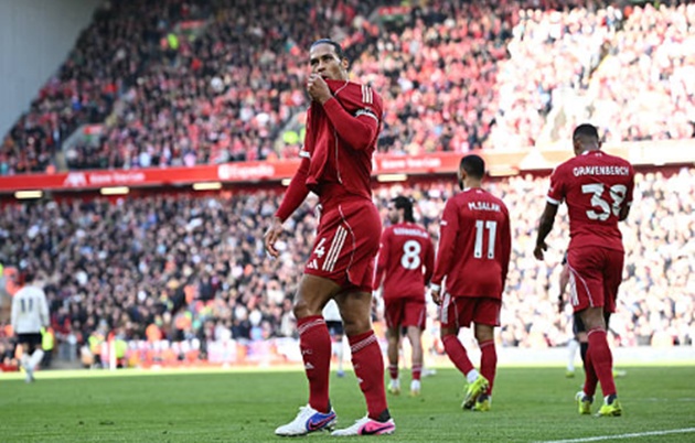 Van Dijk ghi b&agrave;n từ đ&aacute;nh đầu ở quả phạt g&oacute;c.