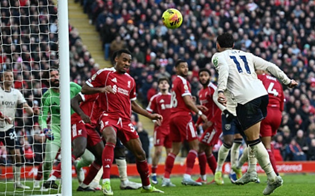 Valentin Castellanos r&uacute;t ngắn c&aacute;ch biệt cho West Ham.